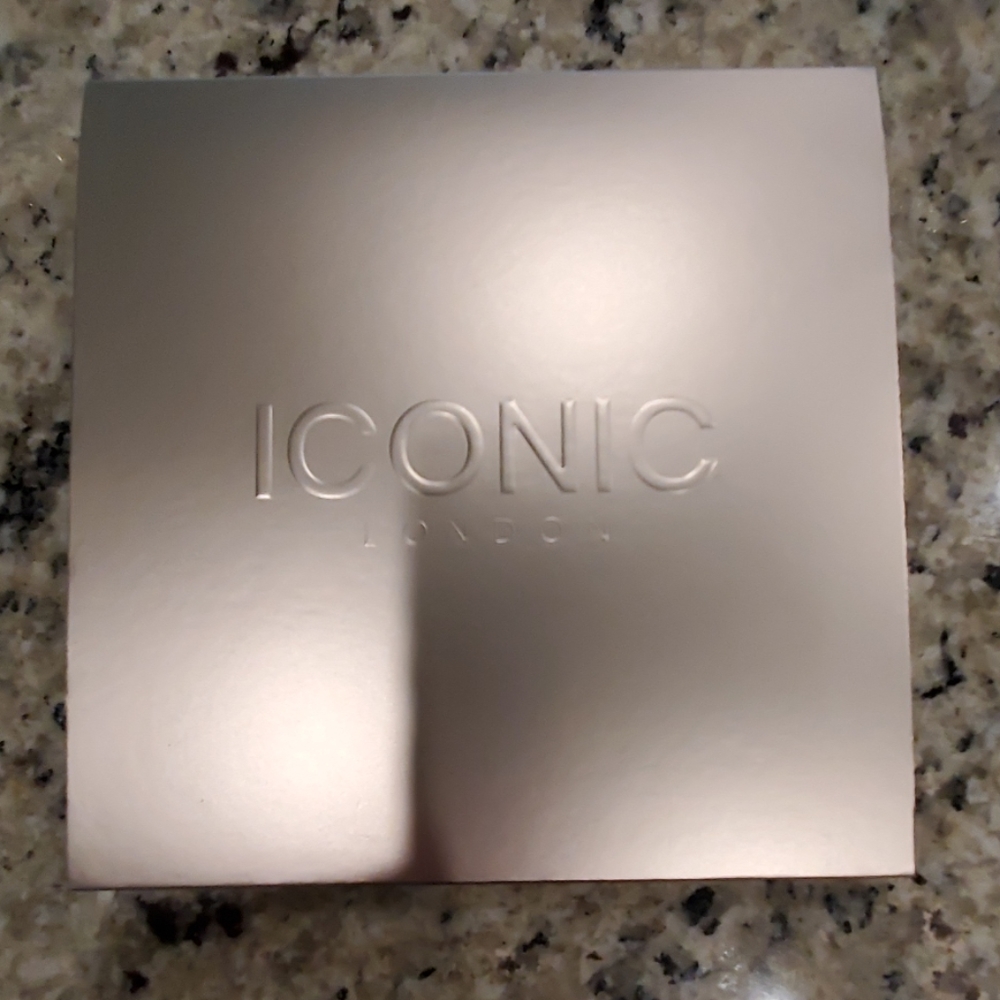 Iconic eye shadow pallet